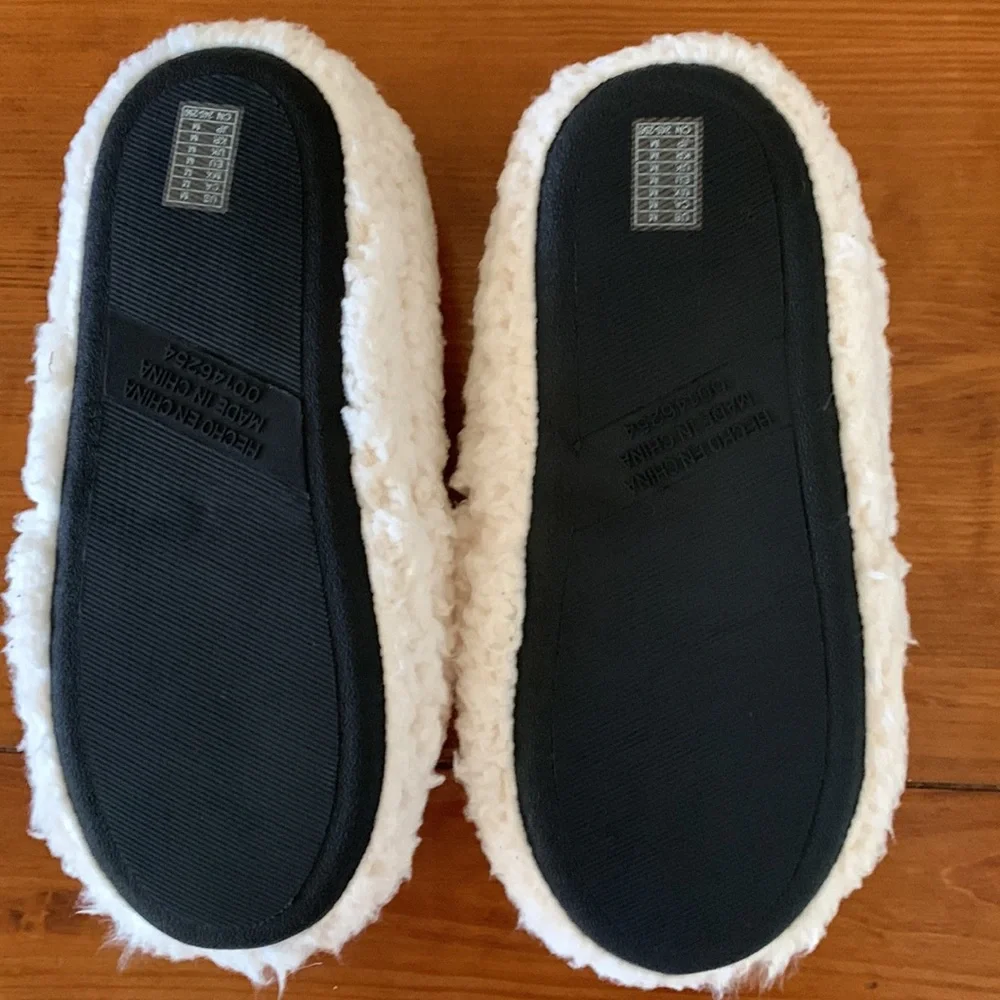 Women’s slippers, size medium - Picture 2 of 2